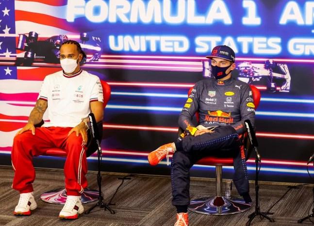 Lewis Hamilton e Max Verstappen na coletiva pós-classificação do GP dos EUA da F1 — Foto: Antonin Vincent - Pool/Getty Images