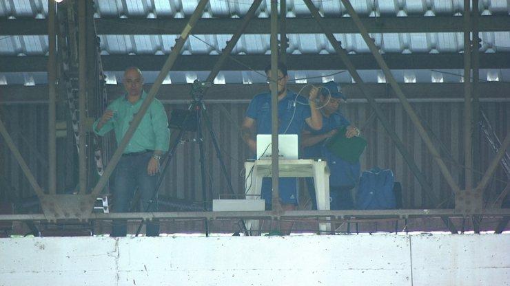 Galiotte (camisa verde clara) viu jogo contra o Paraná da laje do estádio do Café, em Londrina