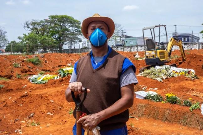 Adenilson Costa trabalha há 25 anos como sepultador no cemitério Vila Formosa, o maior da América Latina, e sentiu o impacto do pico da pandemia em sua rotina — Foto: Celso Tavares/G1