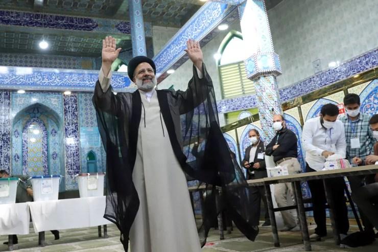 Ebrahim Raisi, o candidato ultraconservador que é favorito na eleição presidencial iraniana, acena após votar em Teerã, capital do Irã, em 18 de junho de 2021 — Foto: Majid Asgaripour/Wana (West Asia News Agency) via Reuters