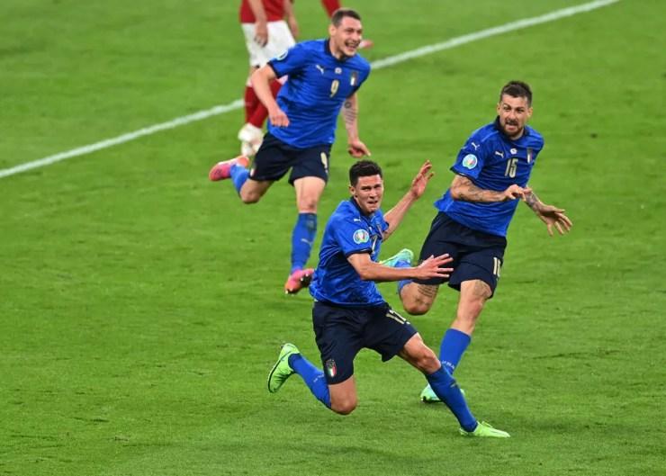 Pessina comemora gol da Itália seguido por Acerbi e Belotti — Foto: REUTERS/Justin Tallis