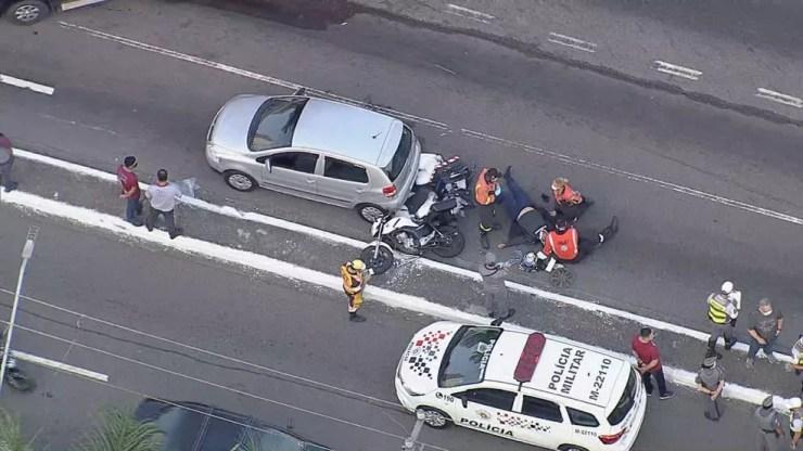 Motociclista é atendido pelas equipes de socorro — Foto: Reprodução/TV Globo