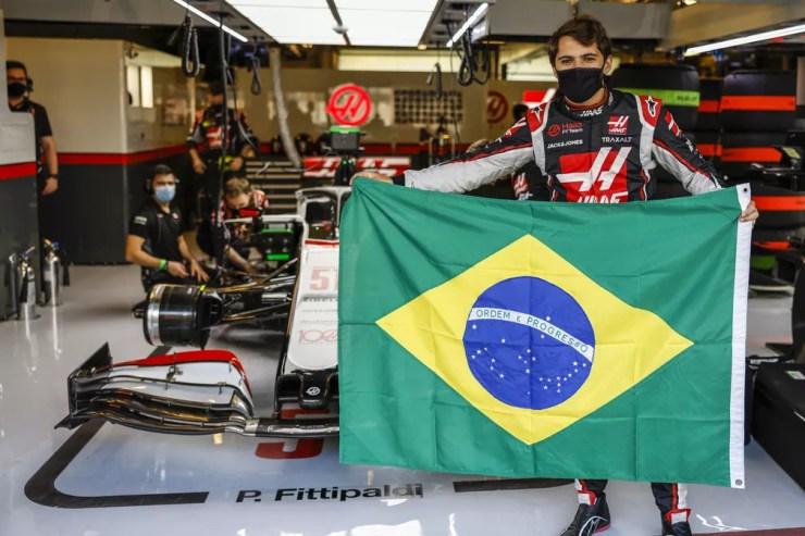 Pietro Fittipaldi com a bandeira do Brasil nos boxes da Haas no GP de Sakhir de 2020 — Foto: Divulgação/Haas