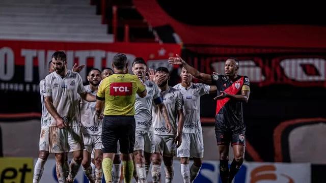 Jogadores do Santos reclamam de pênalti para o Atlético-GO