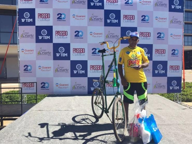 Natal Batista Loureiro se destacou e venceu o concurso de bicicletas com a 'maior bike' (Foto: Renato Pavarino/G1)