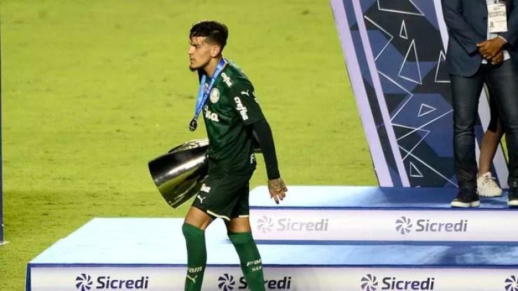 Gustavo Gómez, do Palmeiras, com taça de vice-campeão paulista