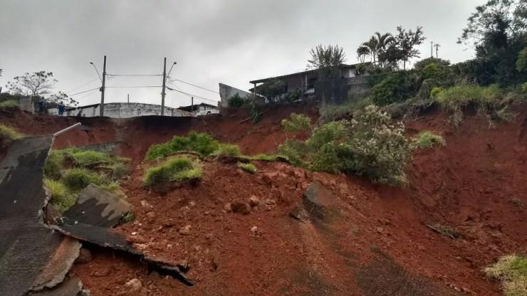 Um desmontamento de parte de um barranco interditou um trecho da Raposo Tavares, em São Roque (Foto: João Manoel Bathaus/Arquivo Pessoal)