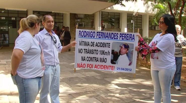 Familiares da vítima foram até o fórum de Rio Preto (Foto: Reprodução/TV TEM)