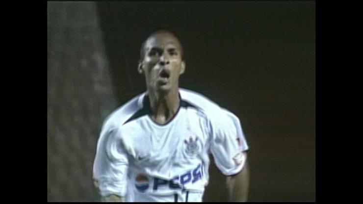 Gol de Liedson em 2003, no Paulistão