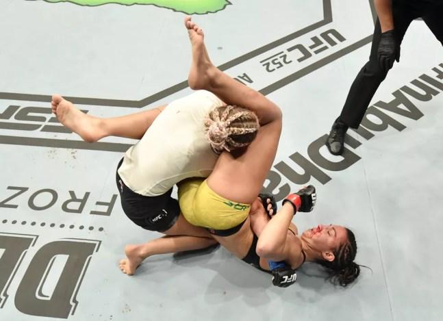 Amanda Ribas em sua última vitória, contra Paige VanZant, em julho — Foto: Getty Images