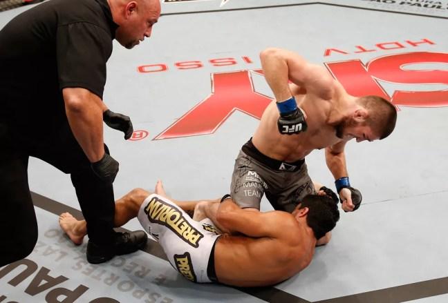 Khabib Nurmagomedov nocauteou Thiago Tavares no UFC Belfort x Bisping, realizado em São Paulo em 2013 — Foto: Getty Images