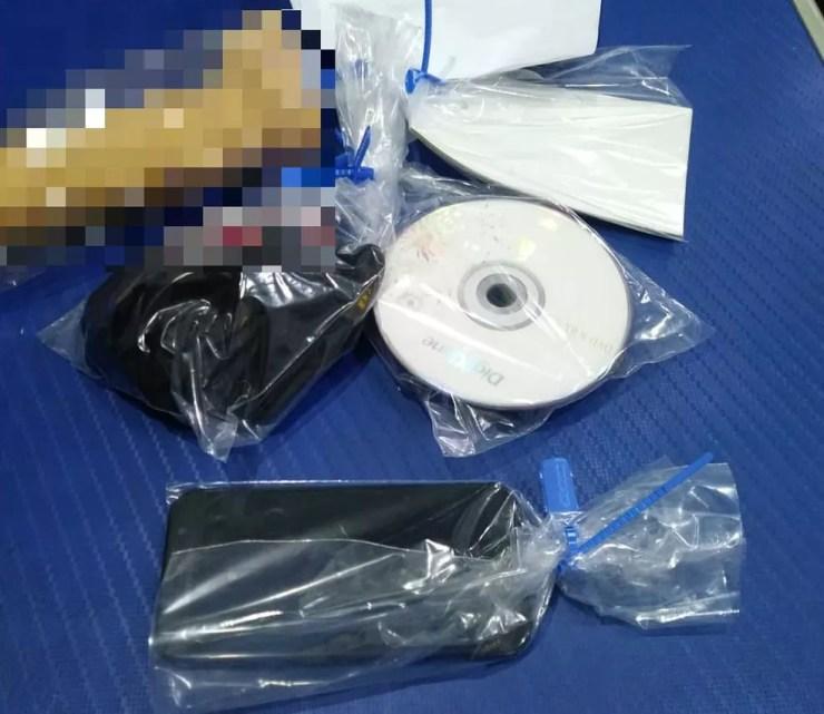 Celular com arquivos de pornografia infantil e outros objetos foram apreendidos pela polícia — Foto: G1 Santos