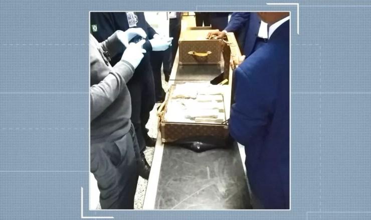 Agentes da PF e da Receita encontraram o dinheiro e as joias em malas não diplomáticas da Guiné Equatorial — Foto: Reprodução/EPTV