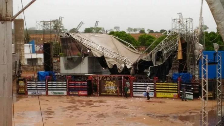 Cobertura de palco desabou devido ao vento  (Foto: Arquivo Pessoal)