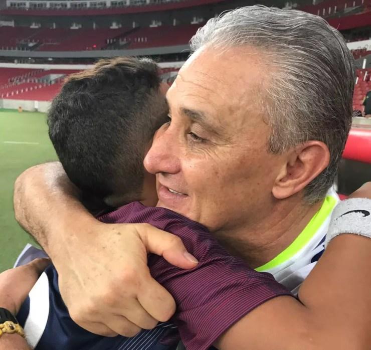 João Gabriel recebe abraço apertado e palavras de carinho de Tite (Foto: Arquivo Pessoal)
