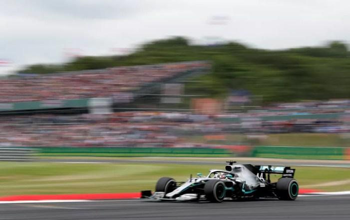 Lewis Hamilton contorna a Curva Stowe durante o GP da Inglaterra de 2019 — Foto: David Davies/PA Images via Getty Images