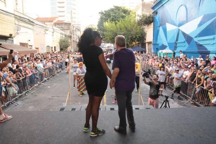 Silvetty Montilla e José Victor no futebol das drags, quando estrelas da casa se apresentam na rua, em plena luz do dia — Foto: Lima Dezenove