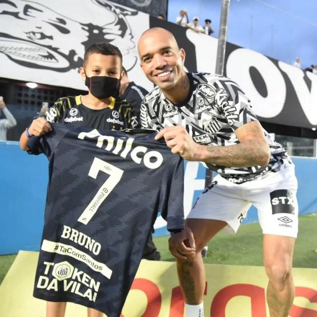 Diego Tardelli dá camisa a Bruninho, torcedor do Santos — Foto: Divulgação/Santos