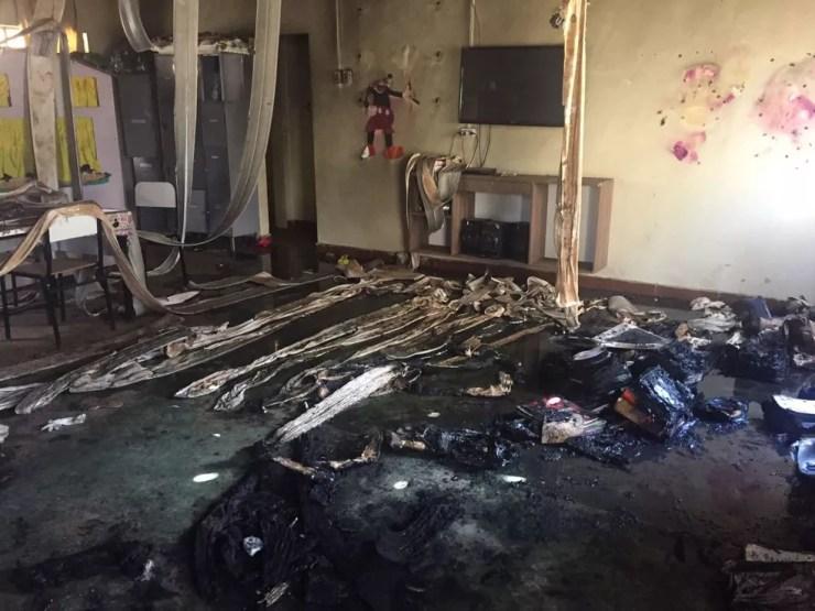 Sala de aula ficou destruída após o crime (Foto: Natália Jael/Inter TV Grande Minas)