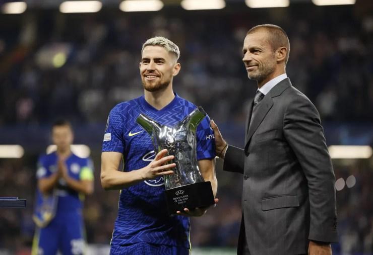 Jorginho recebe troféu de melhor jogador da Uefa em 2020/21 — Foto:  Reuters/John Sibley