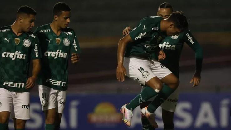 Jogadores do Palmeiras comemoram gol contra o Santo André