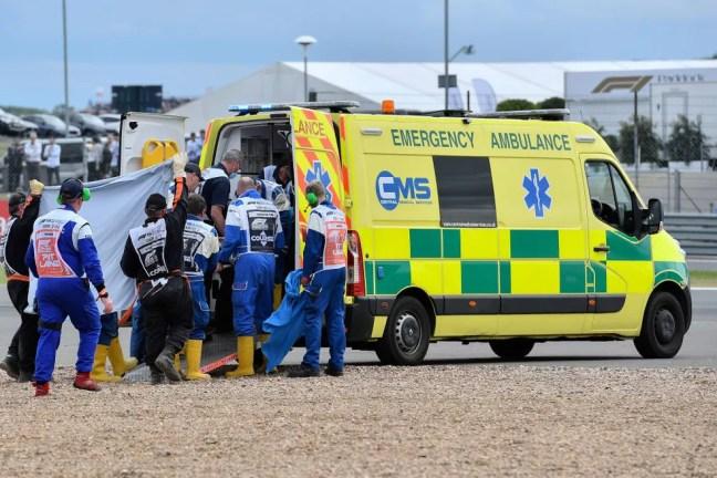 Equipe médica do Circuito de Silverstone em socorro a Guanyu Zhou após acidente no GP da Inglaterra — Foto:  Vince Mignott/MB Media/Getty Images