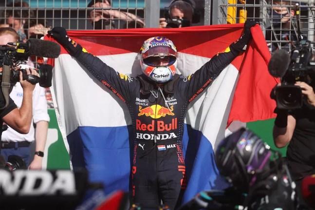 Max Verstappen comemora a vitória no GP da Holanda mostrando a bandeira do país em Zandvoort — Foto: Lars Baron/Getty Images