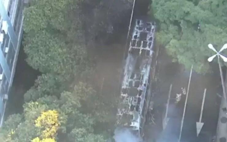 Por volta das 7h, os bombeiros trabalhavam no rescaldo (Foto: Reprodução / TV Globo)