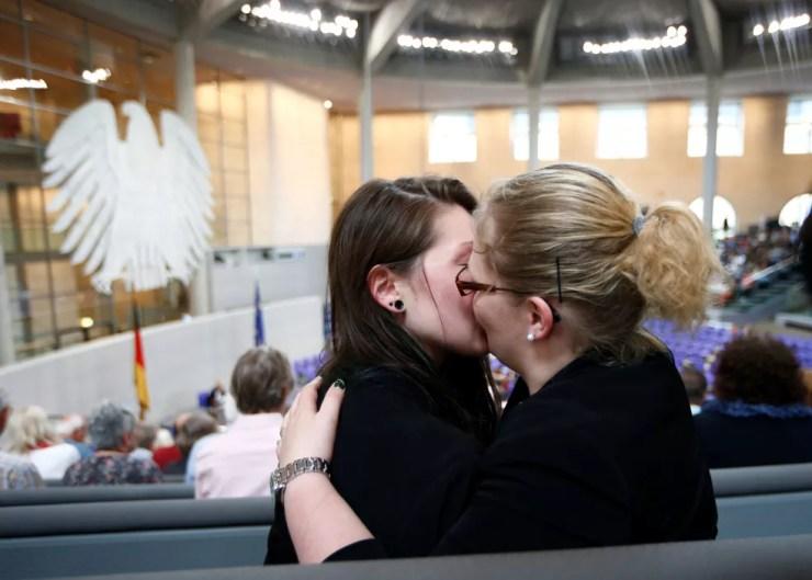 Casal se beija após parlamento aprovar a união homossexual nesta sexta-feira (30)  (Foto: Fabrizio Bensch/ Reuters)