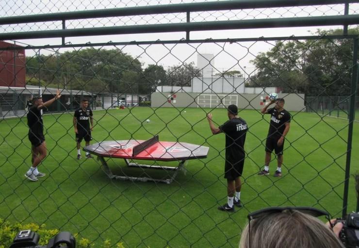 Parceria fora de campo: Reinaldo, Everton, Rojas e Diego Souza jogam partida de futmesa no CT da Barra Funda (Foto: Leandro Canônico)