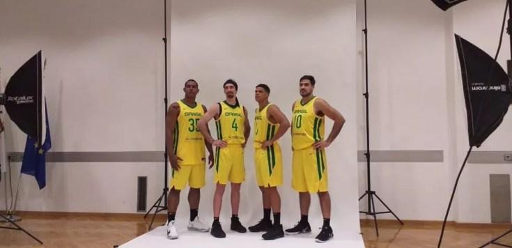 Equipe brasileira brasileira do basquete 3x3 posa para fotos antes do Pré-Olímpico — Foto: Reprodução / CBB