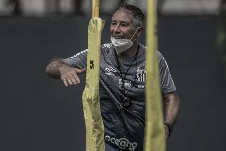 Ariel Holan durante treino do Santos — Foto: Ivan Storti/Santos FC