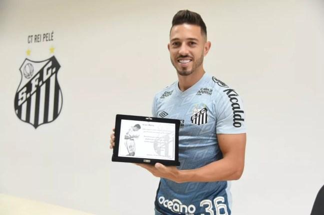 Jean Mota recebe placa após completar 200 jogos no Santos — Foto: Ivan Storti/Santos FC