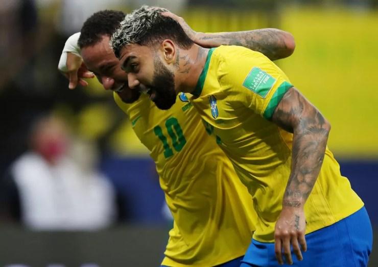 Neymar e Gabigol festejam gol juntos pela Seleção — Foto: Ricardo Moraes/Reuters