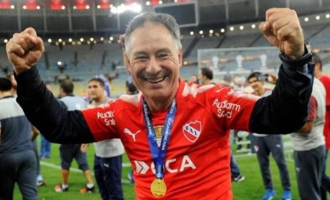 Ariel Holan comemora primeiro título da carreira de técnico, conquistado no Maracanã — Foto: Divulgação/Independiente
