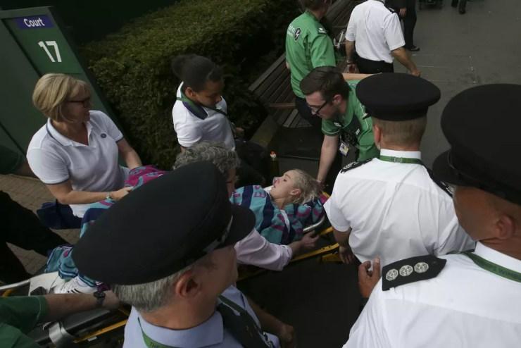 Bethanie Mattek-Sands é levada para o hospital após grave contusão em Wimbledon (Foto: Daniel LEAL-OLIVAS / AFP)