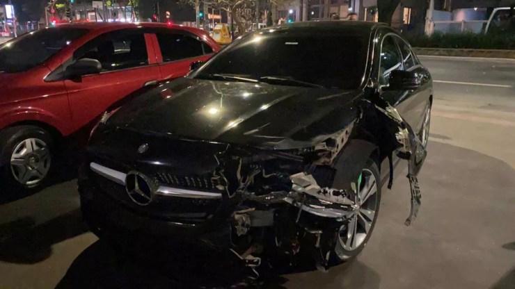 Motorista de um Mercedes atingiu um motociclista no cruzamento das avenidas Faria Lima e Gabriel Monteiro da Silva, Zona Oeste de São Paulo — Foto: Reprodução