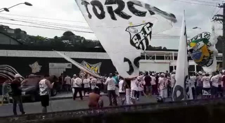 Torcida do Santos faz protesto na porta do CT do clube