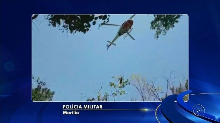 Polícia usa helicóptero para apreender drogas em despenhadeiro de Marília