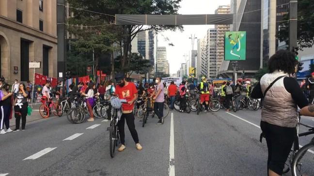 Ciclistas participam de ato na Avenida Paulista — Foto: Deslange Paiva/G1