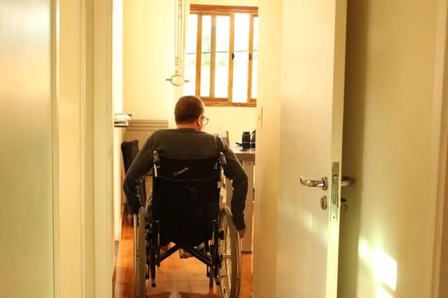 Nelson precisou de cadeira de rodas após apresentar melhora durante o tratamento (Foto: Camila Forti/G1)