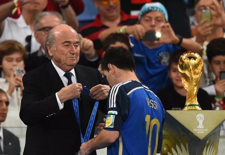 Messi recebe medalha de prata na Copa do Mundo de 2014 — Foto: Getty Images