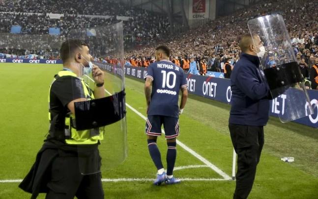 Neymar é protegido por seguranças durante o jogo entre Olympique de Marselha e PSG — Foto: AFP