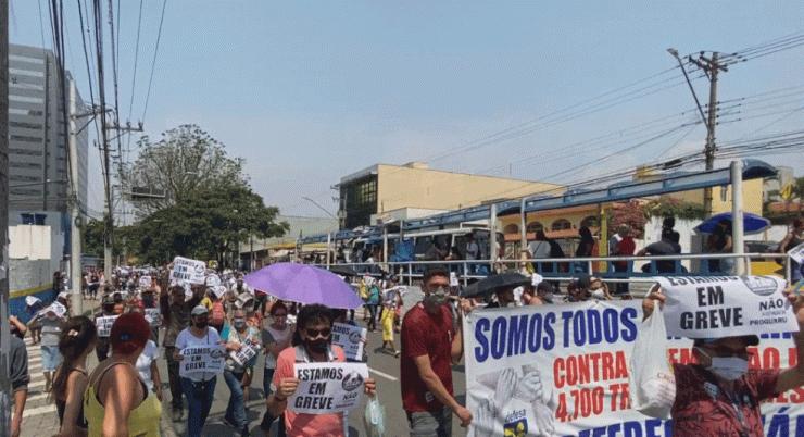 Funcionários da empresa de limpeza de Guarulhos protestam contra demissão em massa  — Foto: Reprodução TV Globo