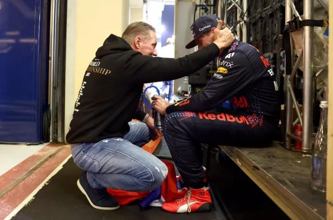 Jos Verstappen conversa com Max Verstappen após o GP de Abu Dhabi, que sacramentou título do holandês — Foto: Mark Thompson/Getty Images