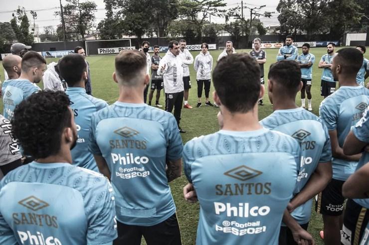 Fábio Carille conversa com elenco do Santos — Foto: Ivan Storti/Santos FC