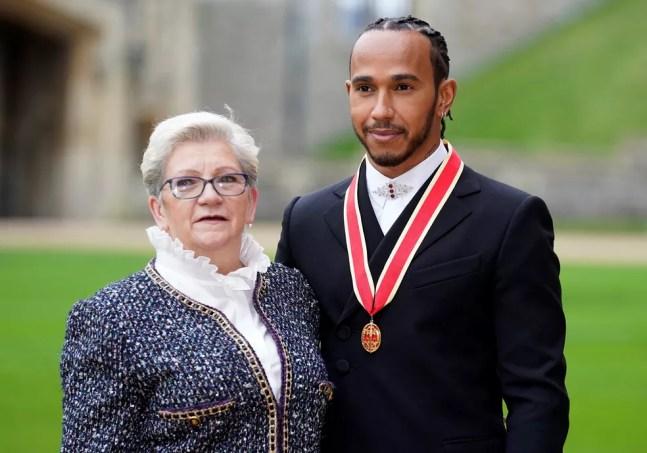 Lewis Hamilton posa com a mãe após ser condecorado cavaleiro — Foto: AFP