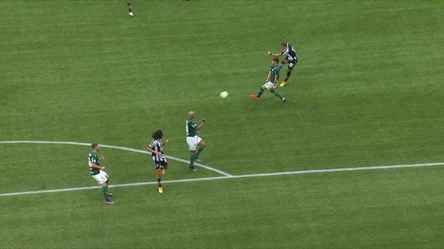 Gol do Botafogo! Matheus Nascimento recupera a bola e acha Rafael Navarro, que faz um belo gol, aos 14' do 2T