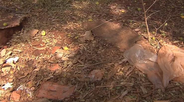 Bebê foi encontrado dentro de saco plástico, em fossa desativada de Itapura (Foto: Reprodução/TV TEM)