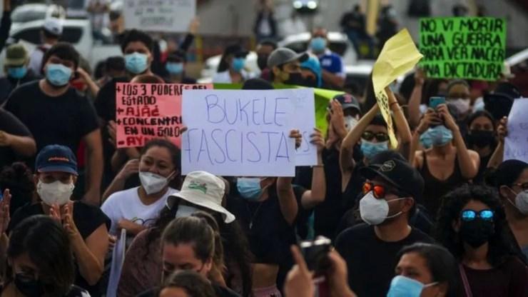 Salvadorenhos se manifestaram contra Bukele após a demissão dos juízes e do procurador-geral ocorrida em maio de 2021 — Foto: Getty Images via BBC